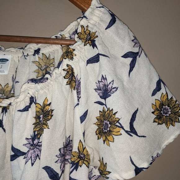 *$5 with bundleSuper cute Sunflower Old Navy Top - Picture 11 of 14